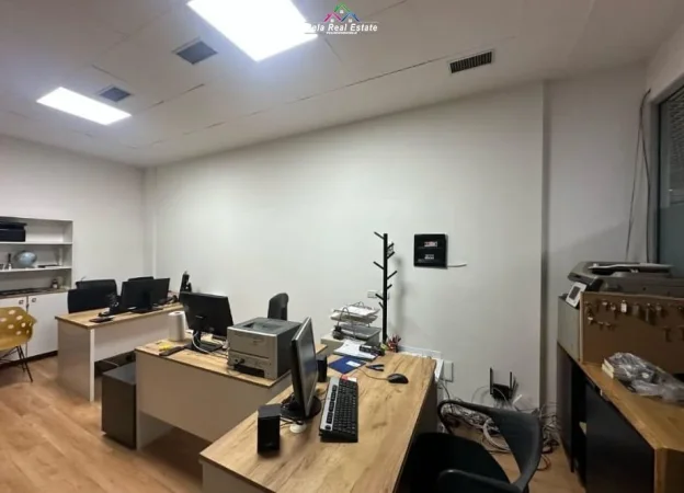 Tirane, jepet me qera zyre Kati 1, 50 m² 520 € (rruga e kavajes)
