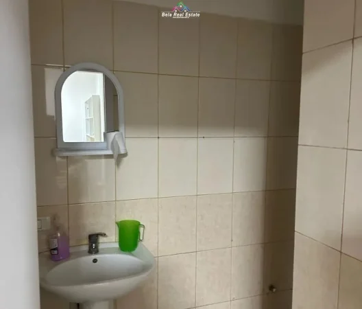 Tirane, jepet me qera zyre Kati 1, 50 m² 520 € (rruga e kavajes)