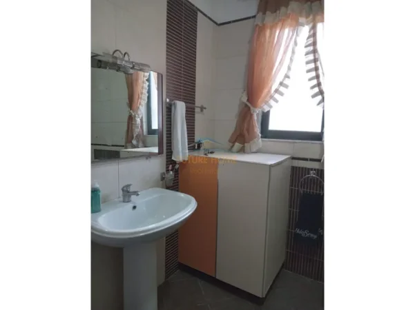 Tirane, jepet me qera Vile 3+1 Kati 2, 132 m² 550 € (Ali Demi)