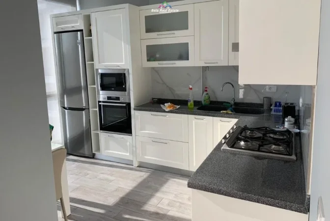 Tirane, jepet me qera apartament 2+1 Kati 5, 98 m² 680 € (ish parku)