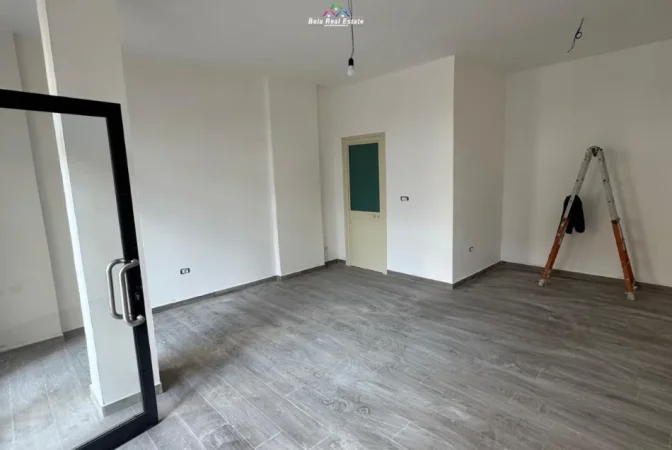 Tirane, jepet me qera dyqan Kati 1, 33 m² 470 € (stadiumi dinamo)