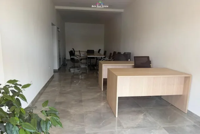 Tirane, jepet me qera dyqan Kati 0, 67 m² 2.500 € (stadiumi dinamo)