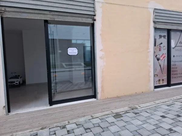 Tirane, jap me qera dyqan , 1 m² 170 € (Astir)