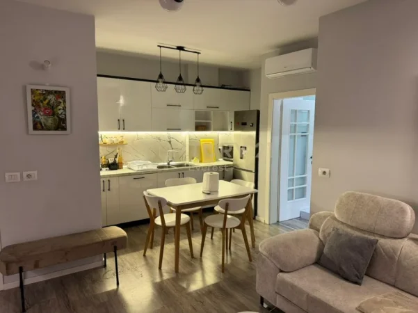 Tirane, jepet me qera apartament 2+1 Kati 3, 80 m² 785 € (stacioni i trenit)