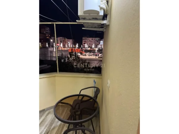 Tirane, jepet me qera apartament 2+1 Kati 3, 80 m² 785 € (stacioni i trenit)