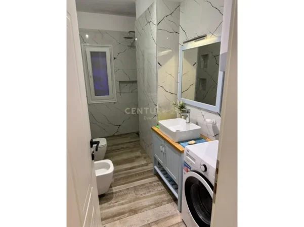 Tirane, jepet me qera apartament 2+1 Kati 3, 80 m² 785 € (stacioni i trenit)