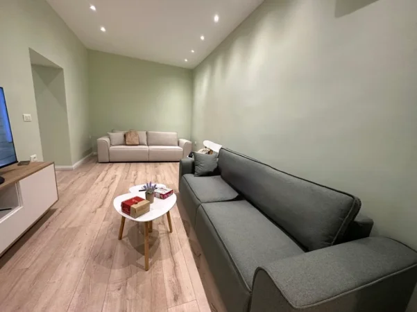 Tirane, jepet me qera apartament 1+1 Kati 1, 53 m² 780 € (kafe roma ne bllok)