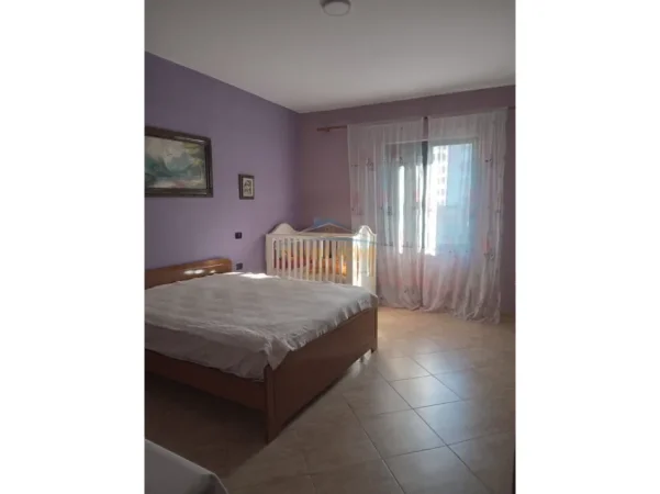 Tirane, jepet me qera apartament 3+1+Ballkon Kati 2, 130 m² 550 € (Ali Demi)