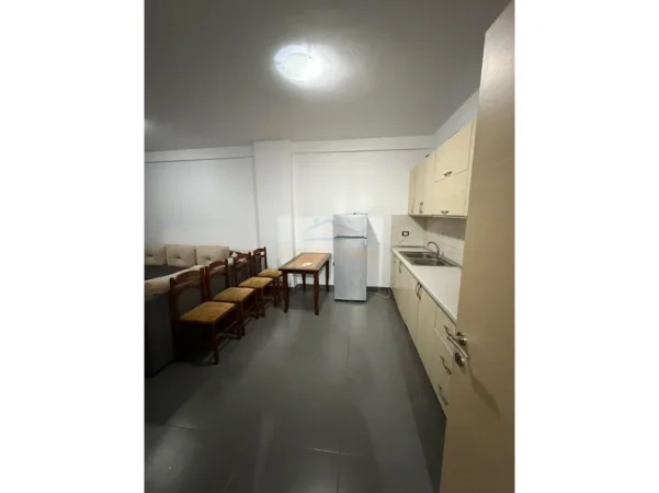 Tirane, jepet me qera apartament 2+1+Ballkon Kati 7, 88 m² 550 € (Unaza e Re)
