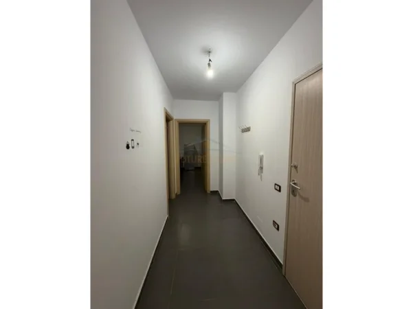 Tirane, jepet me qera apartament 2+1+Ballkon Kati 7, 88 m² 550 € (Unaza e Re)