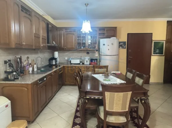 Tirane, shitet apartament 2+1+Ballkon Kati 10, 144 m² 315.000 € (Komuna Parisit)