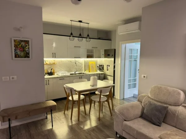 Tirane, jepet me qera apartament 2+1+Ballkon Kati 3, 80 m² 750 € 