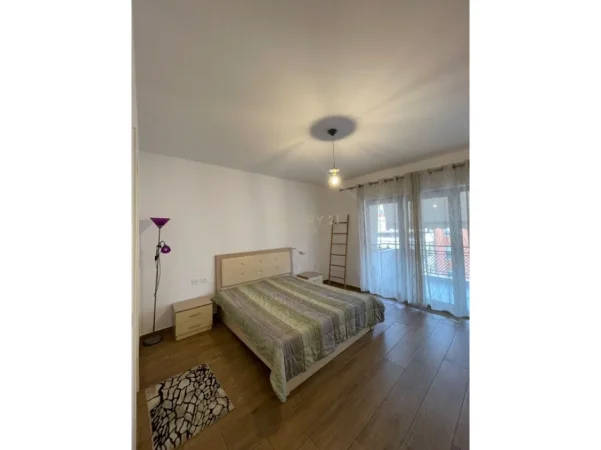 Tirane, jepet me qera apartament 2+1 Kati 8, 107 m² 1.000 € (delijorgji)