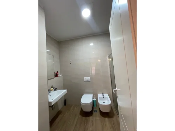 Tirane, jepet me qera apartament 2+1 Kati 8, 107 m² 1.000 € (delijorgji)