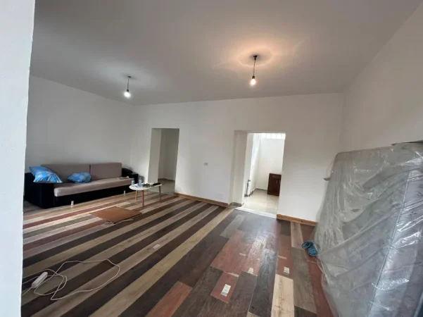 Tirane, jepet me qera Vile 1+1 Kati 1, 70 m² 500 € (Rruga Barrikadave)