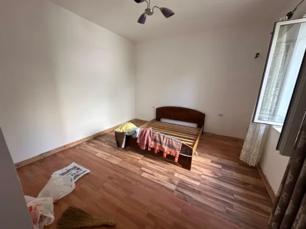 Tirane, jepet me qera Vile 1+1 Kati 1, 70 m² 500 € (Rruga Barrikadave)