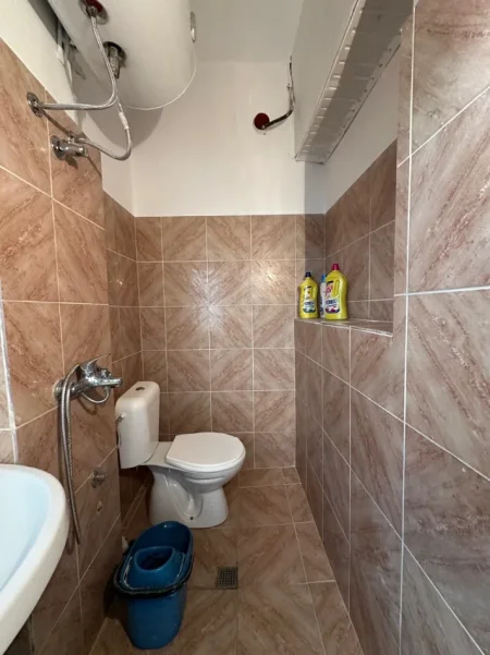 Tirane, jepet me qera Vile 1+1 Kati 1, 70 m² 500 € (Rruga Barrikadave)