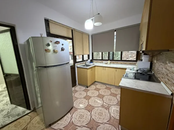 Tirane, jepet me qera Vile 2+1+Ballkon Kati 2, 100 m² 650 € (Rruga Kongresi i Manastirit)