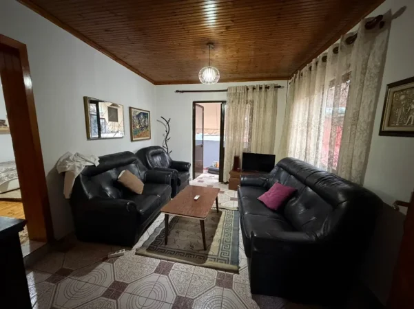 Tirane, jepet me qera Vile 2+1+Ballkon Kati 2, 100 m² 650 € (Rruga Kongresi i Manastirit)
