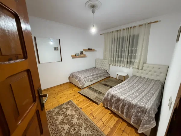 Tirane, jepet me qera Vile 2+1+Ballkon Kati 2, 100 m² 650 € (Rruga Kongresi i Manastirit)