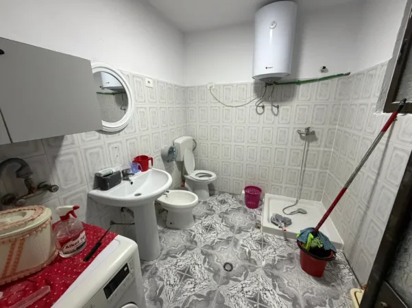 Tirane, jepet me qera Vile 2+1+Ballkon Kati 2, 100 m² 650 € (Rruga Kongresi i Manastirit)