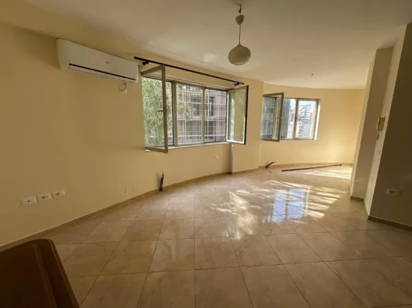 Tirane, jepet me qera apartament 2+1+Ballkon Kati 5, 115 m² 700 € (Selvia)