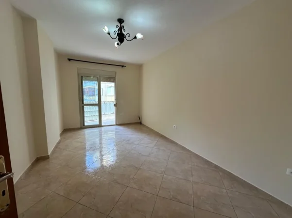 Tirane, jepet me qera apartament 2+1+Ballkon Kati 5, 115 m² 700 € (Selvia)