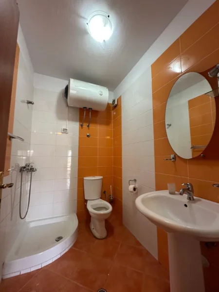 Tirane, jepet me qera apartament 2+1+Ballkon Kati 5, 115 m² 700 € (Selvia)