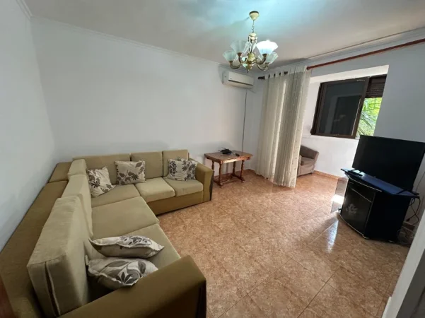 Tirane, jepet me qera apartament 3+1+Ballkon Kati 2, 80 m² 500 € (Ish Stacioni i Treni/Rr.Karl Gega)
