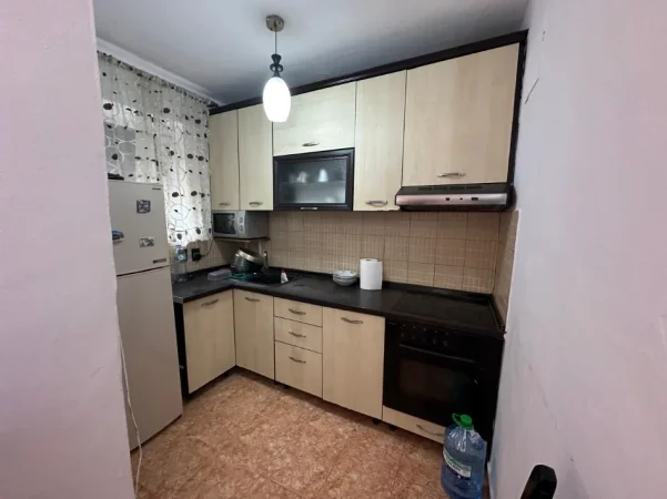 Tirane, jepet me qera apartament 3+1+Ballkon Kati 2, 80 m² 500 € (Ish Stacioni i Treni/Rr.Karl Gega)