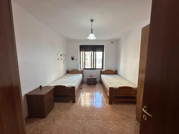 Tirane, jepet me qera apartament 3+1+Ballkon Kati 2, 80 m² 500 € (Ish Stacioni i Treni/Rr.Karl Gega)