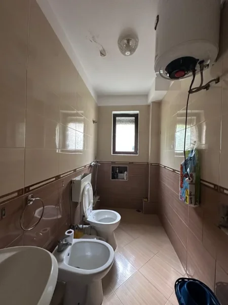 Tirane, jepet me qera apartament 3+1+Ballkon Kati 2, 80 m² 500 € (Ish Stacioni i Treni/Rr.Karl Gega)