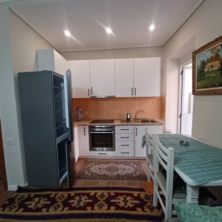 Tirane, jepet me qera apartamentë 2+1+Ballkon Kati 2, 650 € (Prokop myzeqari)