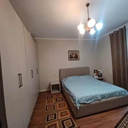 Tirane, jepet me qera apartamentë 2+1+Ballkon Kati 2, 650 € (Prokop myzeqari)
