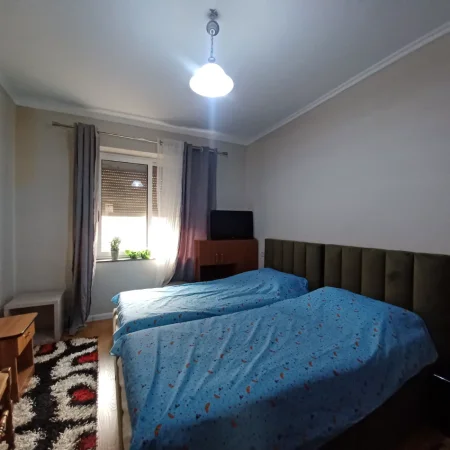 Tirane, jepet me qera apartamentë 2+1+Ballkon Kati 2, 650 € (Prokop myzeqari)