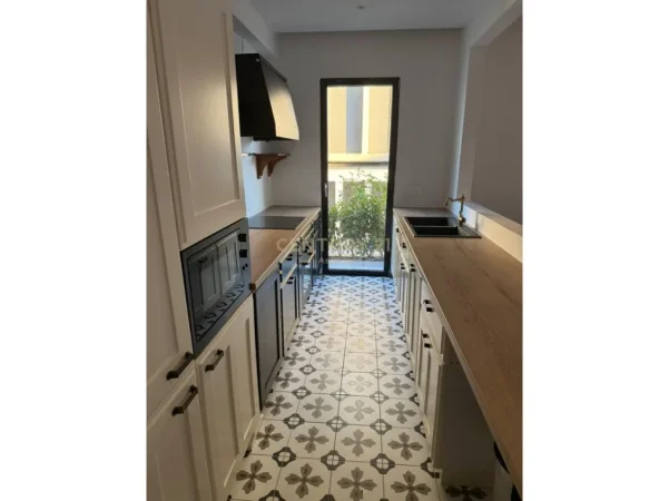 Tirane, jepet me qera apartament duplex 2+1+Aneks+Ballkon Kati 1, 129 m² 1.200 € 