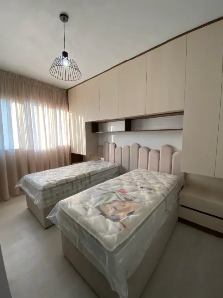 Tirane, jepet me qera apartament 2+1+Ballkon Kati 4, 95 m² 750 € (River Residence)