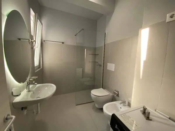 Tirane, jepet me qera apartament 2+1+Ballkon Kati 4, 95 m² 750 € (River Residence)