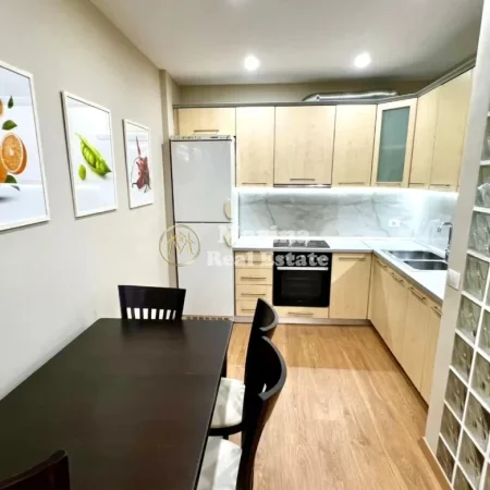 Tirane, jepet me qera apartament 1+1 Kati 2, 69 m² 550 € (Brryli)