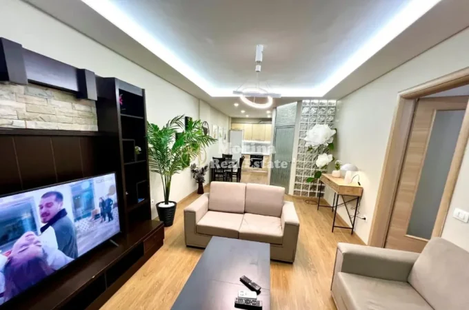 Tirane, jepet me qera apartament 1+1 Kati 2, 69 m² 550 € (Brryli)
