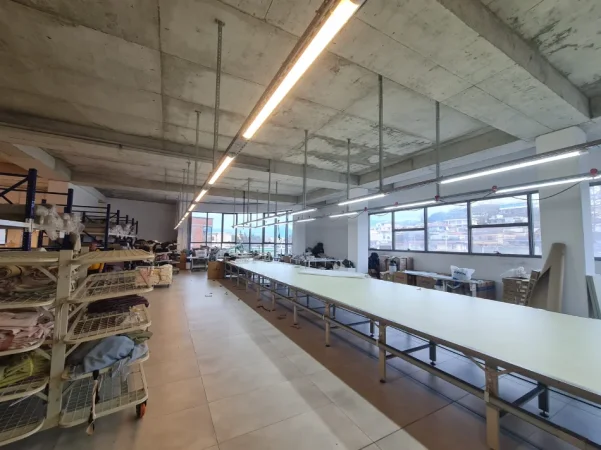 Tirane, jepet me qera ambjent biznesi Kati 2, 1.150 m² 3.000 € (Vaqarr (rruge kryesore))