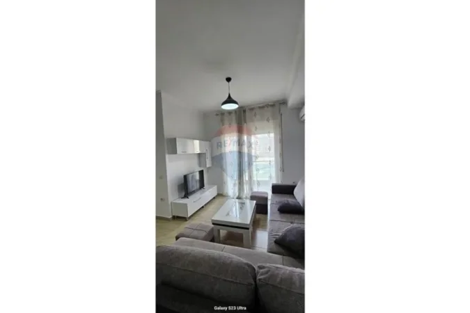Tirane, jepet me qera apartament 1+1 , 65 m² 550 € (Ish Fusha Aviacionit)