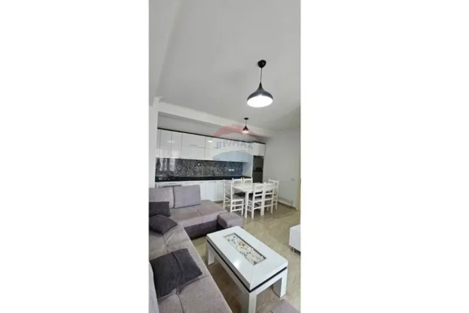 Tirane, jepet me qera apartament 1+1 , 65 m² 550 € (Ish Fusha Aviacionit)