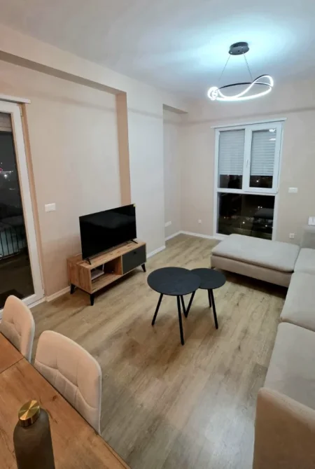 Tirane, jepet me qera apartament 2+1 Kati 8, 100 m² 470 € (Univers City)