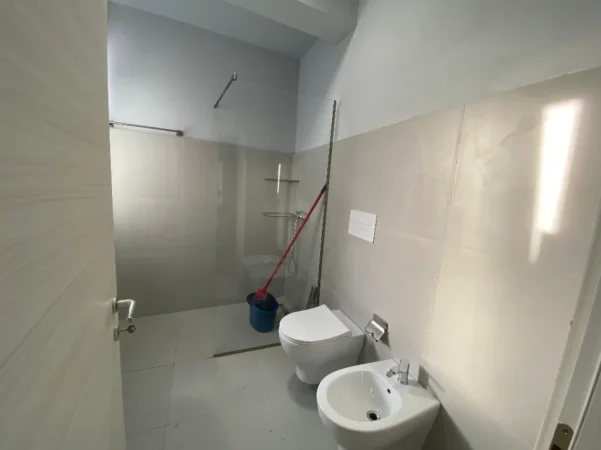 Tirane, jepet me qera apartament 2+1+Ballkon Kati 6, 100 m² 750 € (RIVER REZIDENCE)