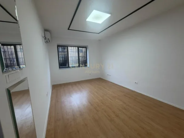 Tirane, jepet me qera ambjent biznesi Kati 3, 45 m² 650 € (qender)