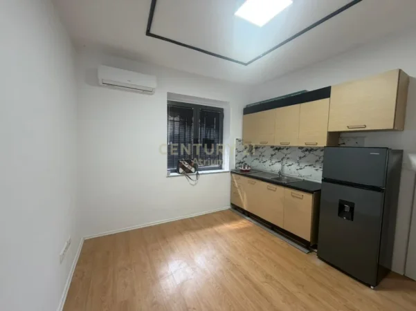 Tirane, jepet me qera ambjent biznesi Kati 3, 45 m² 650 € (qender)