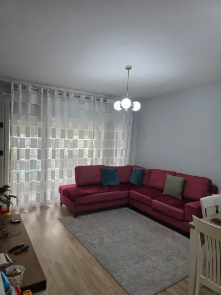 Tirane, jepet me qera apartament 1+1+Aneks+Ballkon , 600 € (rruga don bosko)