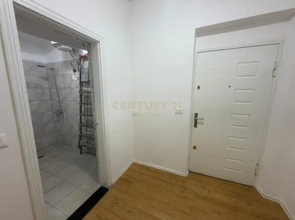 Tirane, jepet me qera ambjent biznesi Kati 3, 45 m² 650 € (qender)