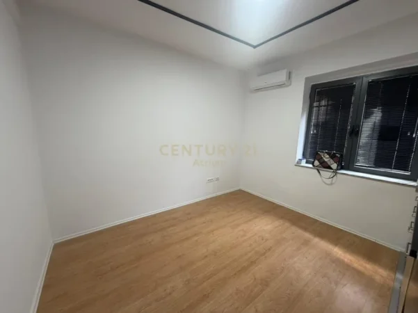 Tirane, jepet me qera ambjent biznesi Kati 3, 45 m² 650 € (qender)